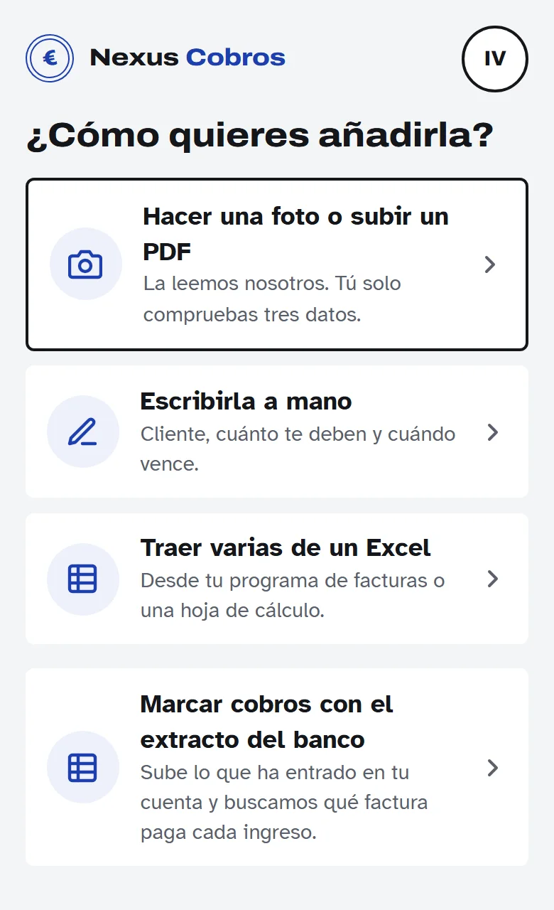 Pantalla «¿Cómo quieres añadirla?» con cuatro opciones: hacer una foto o subir un PDF, escribirla a mano, traer varias de un Excel y marcar cobros con el extracto del banco. Encima, la factura ya leída: cliente, importe y vencimiento, con el sello «Leído por IA · revísalo».